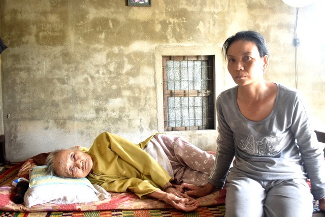 Cảnh sống lay lắt của gia đình có mẹ già bị suy tim, con gái bị ung thư - Ảnh 1. Cảnh sống lay lắt của gia đình có mẹ già bị suy tim, con gái bị ung thư - Ảnh 1.