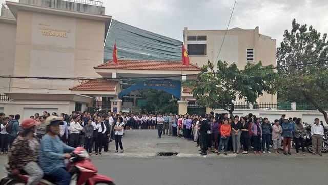 Hàng ngàn học trò nghẹn ngào tiễn biệt thầy hiệu trưởng đột ngột qua đời - Ảnh 1.