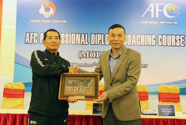 Nhiều HLV Việt Nam hoàn thành khóa đào tạo HLV bóng đá chuyên nghiệp AFC 2017 - Ảnh 3.