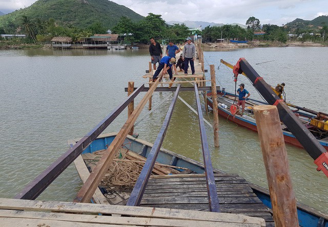 Đã có cầu gỗ cho học sinh ở Nha Trang qua sông đi học - Ảnh 1.