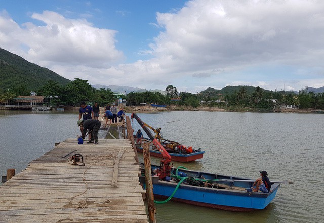 Đã có cầu gỗ cho học sinh ở Nha Trang qua sông đi học - Ảnh 2.