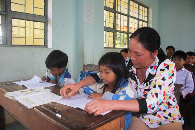 Tình nguyện dạy thêm cho học sinh vùng cao - Ảnh 2.