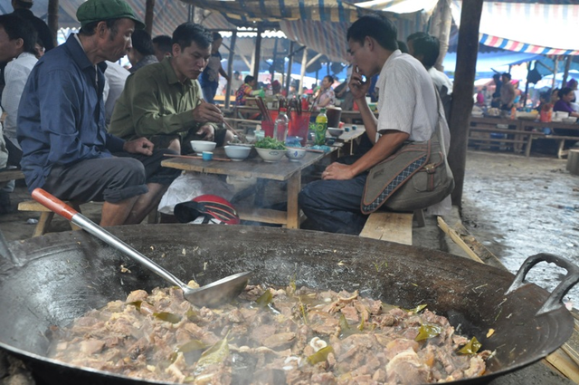 Lên vùng cao nếm thử món lẩu dân tộc “độc nhất vô nhị” ở Việt Nam - Ảnh 2.