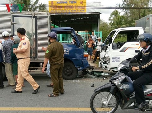 Xe tải gây tai nạn liên hoàn, tài xế bị gãy chân - Ảnh 2.