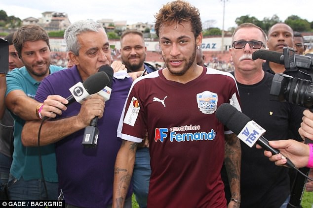Neymar hớn hở chụp chung với đàn anh Robero Carlos - Ảnh 2.