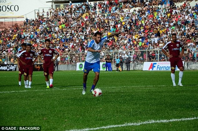 Neymar hớn hở chụp chung với đàn anh Robero Carlos - Ảnh 1.