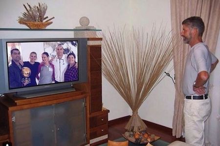 Xúc động cảnh người cha quá cố ăn mừng C.Ronaldo đoạt Quả bóng vàng - Ảnh 1. Xúc động cảnh người cha quá cố ăn mừng C.Ronaldo đoạt Quả bóng vàng - Ảnh 1.