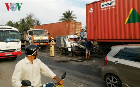 Tông trực diện đuôi xe đầu kéo, tài xế xe tải tử vong - Ảnh 2.