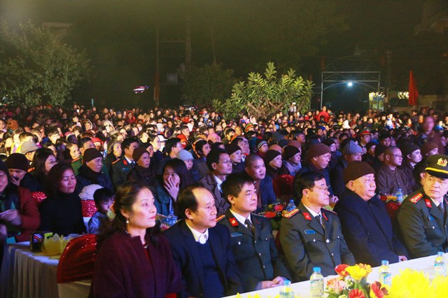 Tam Cốc – Bích Động “bừng sáng” trong đêm hội mừng năm mới 2018 - Ảnh 2.