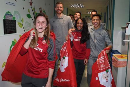 Ấm áp với Giáng sinh sớm trong bệnh viện của cầu thủ Arsenal - Ảnh 1.