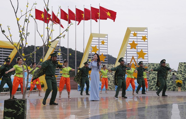 Sao mai Thanh Thanh “cứu nguy” cho MC “Chúng tôi là chiến sĩ” - Ảnh 1.