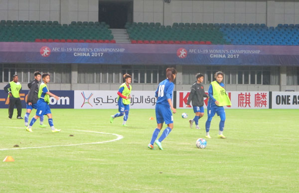 ẢNH: ĐT U19 nữ Việt Nam làm quen sân thi đấu Jiangning Sport Center tại VCK U19 châu Á 2017 - Ảnh 12.