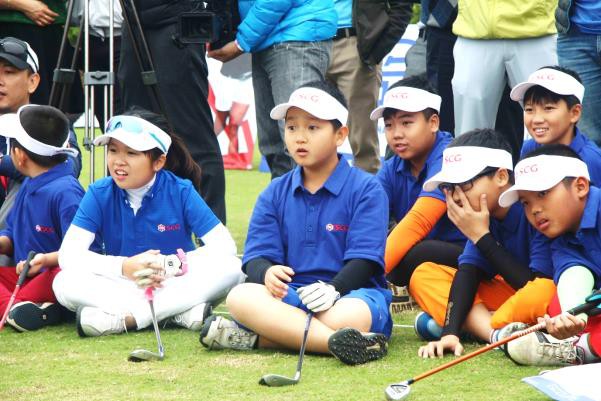 Cặp chị em người Thái nổi tiếng truyền kinh nghiệm cho 20 tay golf nhí Việt Nam - Ảnh 6.