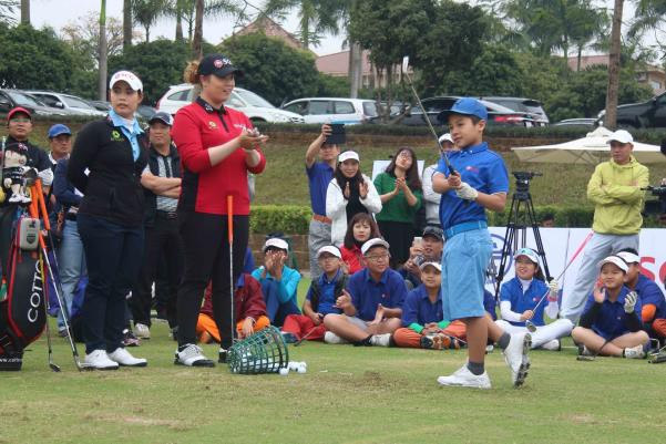 Cặp chị em người Thái nổi tiếng truyền kinh nghiệm cho 20 tay golf nhí Việt Nam - Ảnh 7.