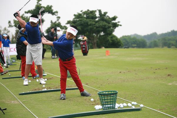 Cặp chị em người Thái nổi tiếng truyền kinh nghiệm cho 20 tay golf nhí Việt Nam - Ảnh 9.