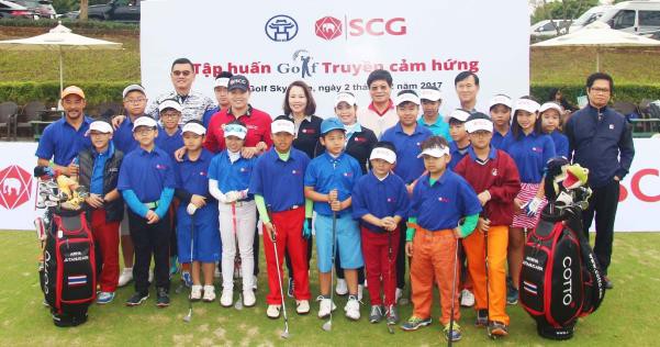 Cặp chị em người Thái nổi tiếng truyền kinh nghiệm cho 20 tay golf nhí Việt Nam - Ảnh 10.