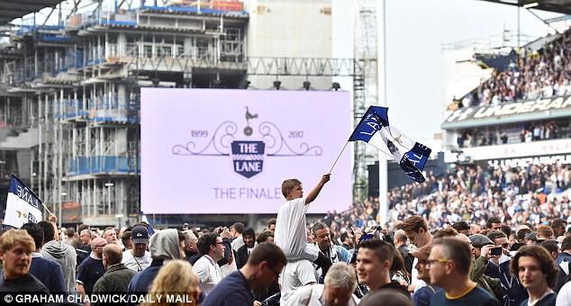 VIDEO Nhìn lại trận chia tay sân White Hart Lane đầy cảm xúc giữa Tottenham - Man Utd - Ảnh 9.