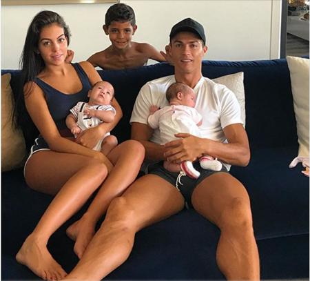 CR7 mát lòng mát dạ nhờ bạn gái và con trai - Ảnh 3.