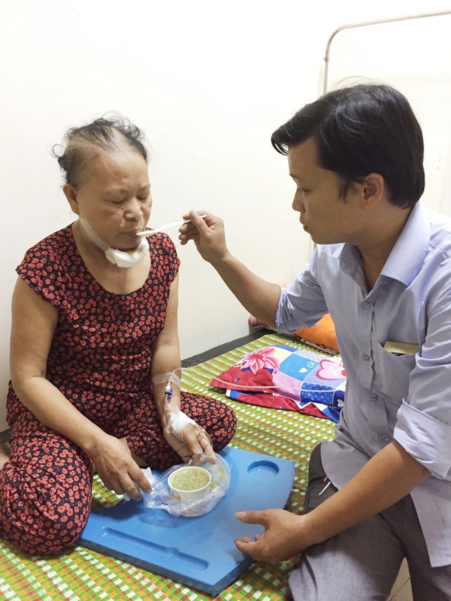 Cảm phục cảnh con rể chăm sóc mẹ bị ung thư bên giường bệnh - Ảnh 3. Cảm phục cảnh con rể chăm sóc mẹ bị ung thư bên giường bệnh - Ảnh 3.