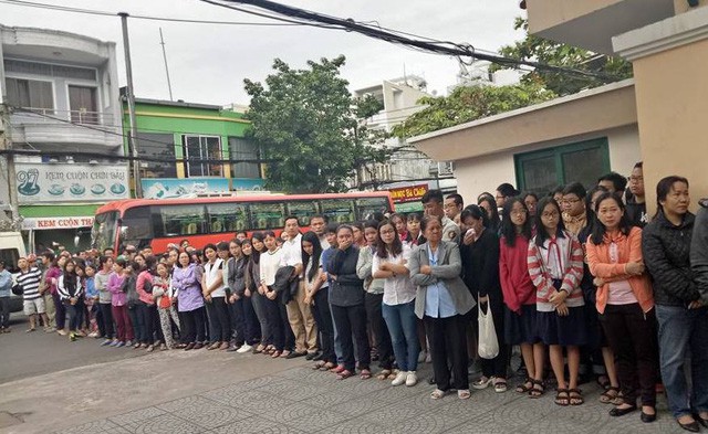 Hàng ngàn học trò nghẹn ngào tiễn biệt thầy hiệu trưởng đột ngột qua đời - Ảnh 3.