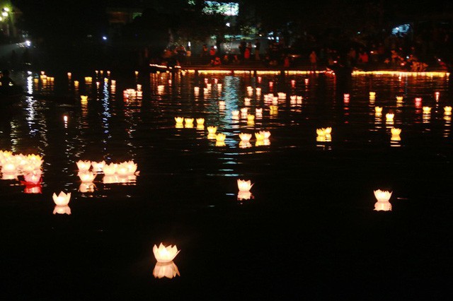 Tam Cốc – Bích Động “bừng sáng” trong đêm hội mừng năm mới 2018 - Ảnh 21.