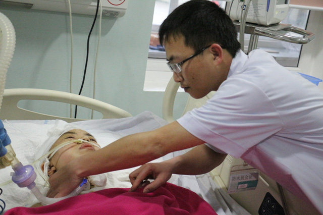 Bố mẹ nghèo van xin cứu cô con gái bị chấn thương sọ não - Ảnh 3. Bố mẹ nghèo van xin cứu cô con gái bị chấn thương sọ não - Ảnh 3.