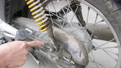 C&aacute;ch k&eacute;o d&agrave;i &ldquo;tuổi thọ&rdquo; cho giảm s&oacute;c xe m&aacute;y - Ảnh 4.