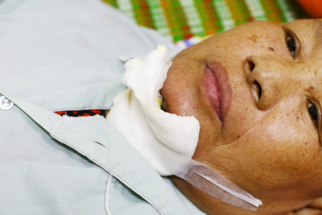 Cảm phục cảnh con rể chăm sóc mẹ bị ung thư bên giường bệnh - Ảnh 4. Cảm phục cảnh con rể chăm sóc mẹ bị ung thư bên giường bệnh - Ảnh 4.