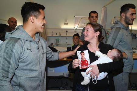 Ấm áp với Giáng sinh sớm trong bệnh viện của cầu thủ Arsenal - Ảnh 3.