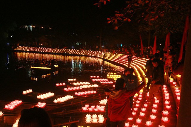 Tam Cốc – Bích Động “bừng sáng” trong đêm hội mừng năm mới 2018 - Ảnh 5.