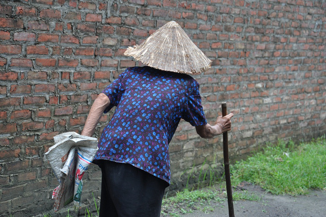 Xót xa mẹ già 80 tuổi nuôi đàn con tâm thần và 3 cháu mồ côi - Ảnh 6.