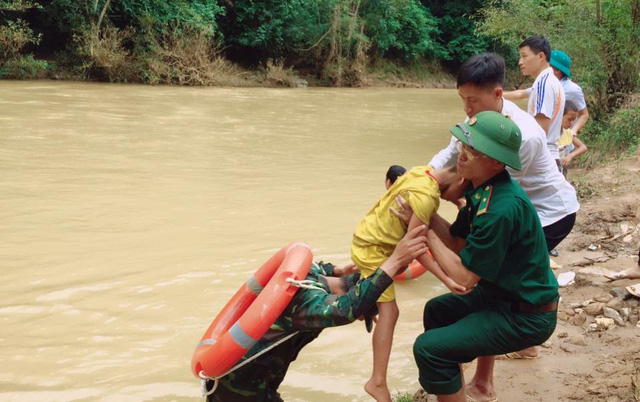 Bộ đội biên phòng kiệu trẻ em băng suối sâu đến trường - Ảnh 3.