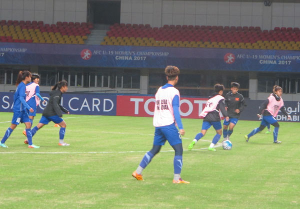 ẢNH: ĐT U19 nữ Việt Nam làm quen sân thi đấu Jiangning Sport Center tại VCK U19 châu Á 2017 - Ảnh 7.