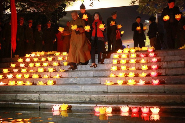 Tam Cốc – Bích Động “bừng sáng” trong đêm hội mừng năm mới 2018 - Ảnh 7.