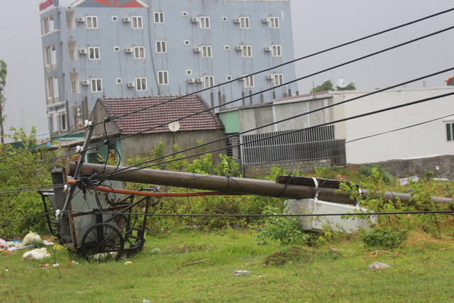 Hà Tĩnh: Ngổn ngang nơi tâm bão số 10 đổ bộ - Ảnh 8.