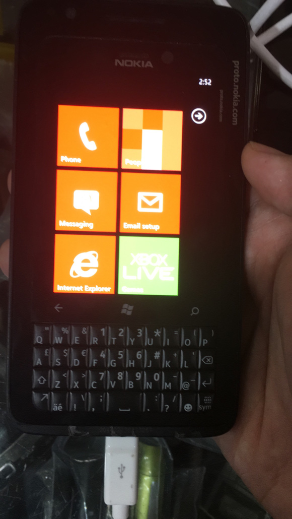 Smartphone chưa từng lộ diện của Nokia sở hữu phím QWERTY, chạy Windows Phone 8 - Ảnh 1.