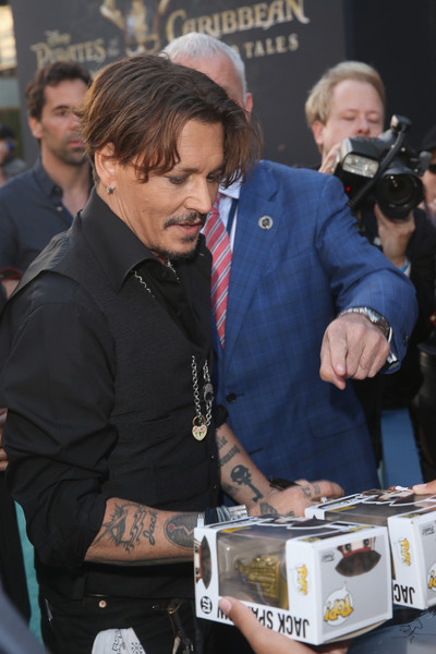 Johnny Depp trở lại mạnh mẽ với Pirates Of The Caribbean: Dead Men Tell No Tales - Ảnh 4.