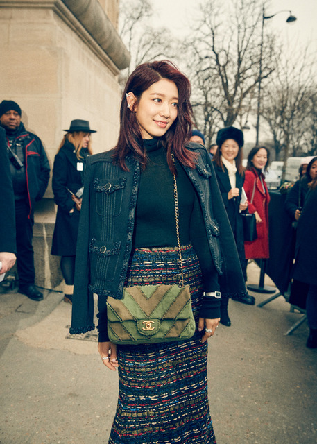 Park Shin Hye sang chảnh dự show của Chanel  - Ảnh 1.