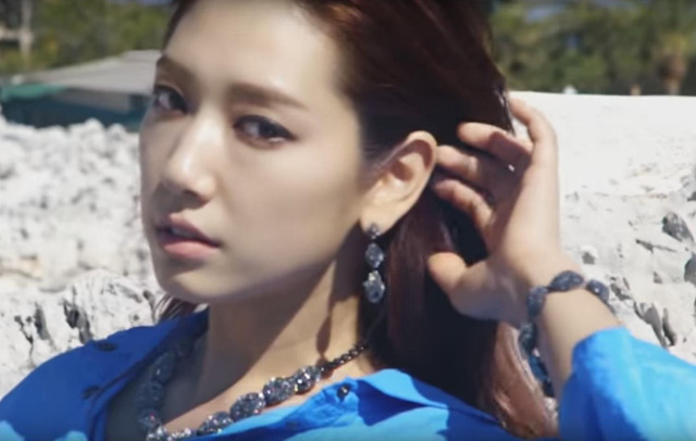 Park Shin Hye hóa quý cô sang trọng trên tạp chí W - Ảnh 3.