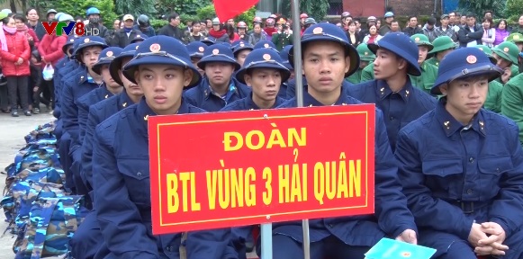 700 thanh niên Quảng Bình nô nức lên đường nhập ngũ - Ảnh 1.