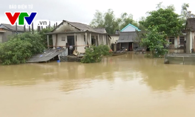 Mưa lớn kéo dài gây ngập lụt tại nhiều vùng trũng tỉnh Quảng Trị - Ảnh 1.