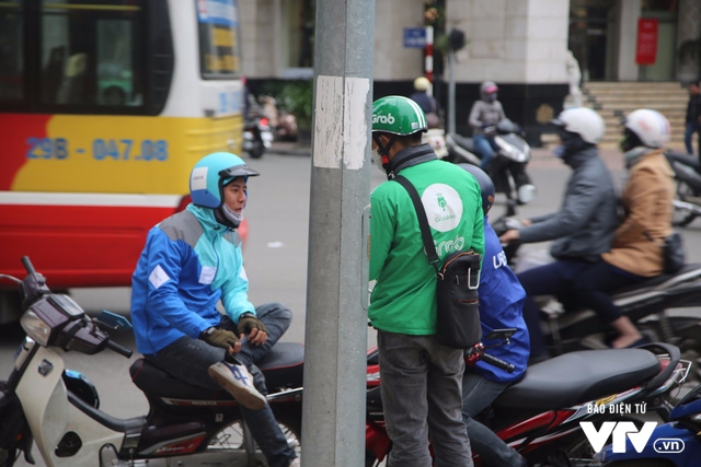 Người Hà Nội kín mít trong gió rét ngày đông - Ảnh 9.