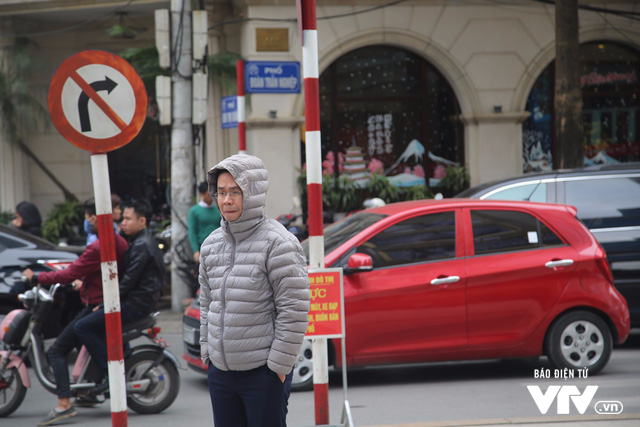 Người Hà Nội kín mít trong gió rét ngày đông - Ảnh 4.