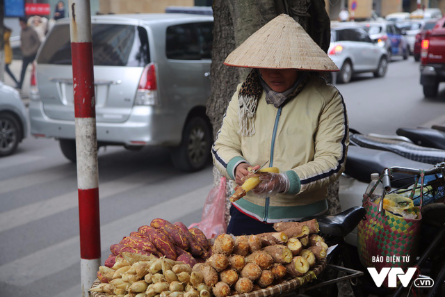 Người Hà Nội kín mít trong gió rét ngày đông - Ảnh 8.