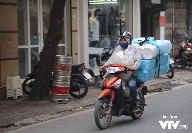 Người Hà Nội kín mít trong gió rét ngày đông - Ảnh 7.