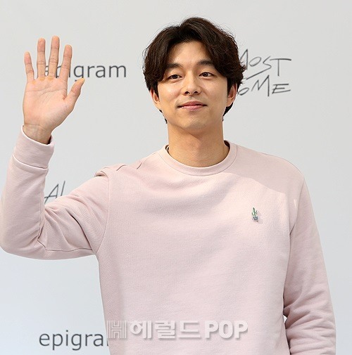 Xuất hiện cực giản dị, tài tử Gong Yoo vẫn dễ dàng đốn tim fan - Ảnh 1.