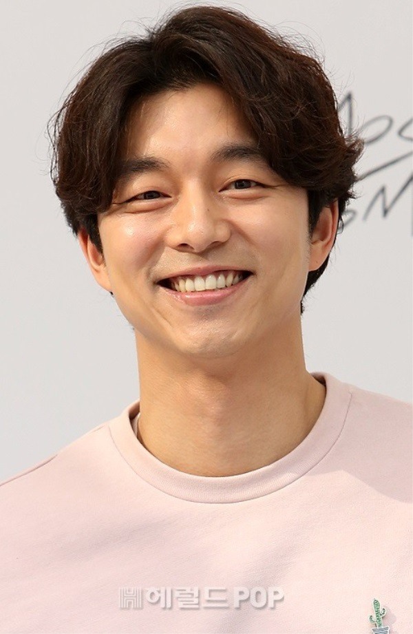 Xuất hiện cực giản dị, tài tử Gong Yoo vẫn dễ dàng đốn tim fan - Ảnh 4.