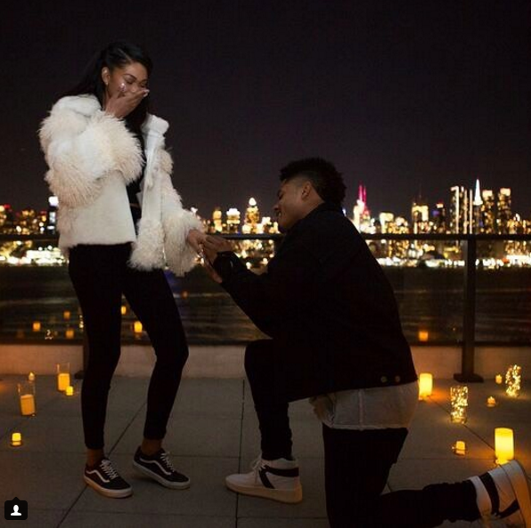 Ch&acirc;n d&agrave;i Victorias Secret rơi nước mắt khi đ&iacute;nh h&ocirc;n với bạn trai - Ảnh 1.