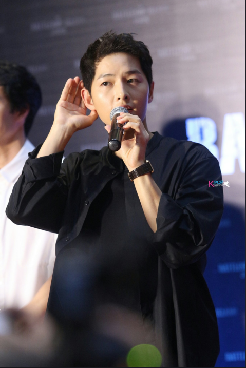 Song Joong Ki bị quây giữa biển fan ở Malaysia - Ảnh 7.