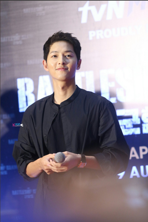 Song Joong Ki bị quây giữa biển fan ở Malaysia - Ảnh 6.